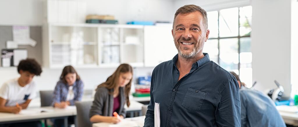 Lehrer Lehrer steht im Klassenzimmer
