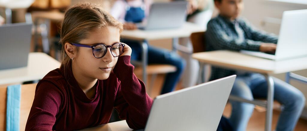 Schülerleihgeräte Schülerin sitzt an einem Laptop
